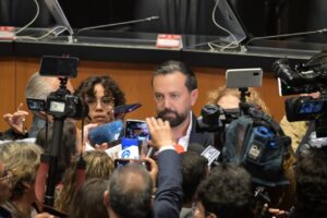 El diputado federal Arturo Ávila habla con medios de comunicación en el recinto legislativo