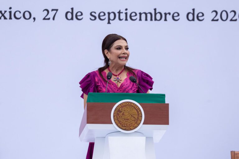 Clara Brugada habla desde el atril presidencial durante la bienvenida a Claudia Sheinbaum en el Zócalo.
